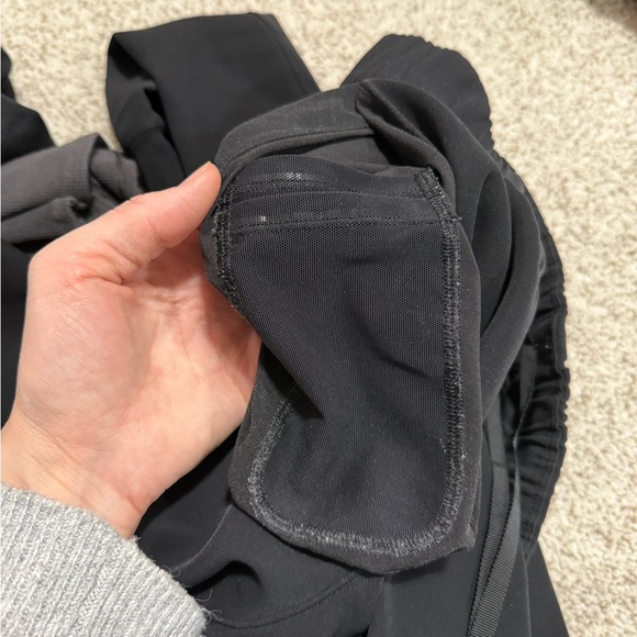 Lululemon Black Joggers – Size 6 – Drawstring Waist – Pockets - Picture 5 of 5